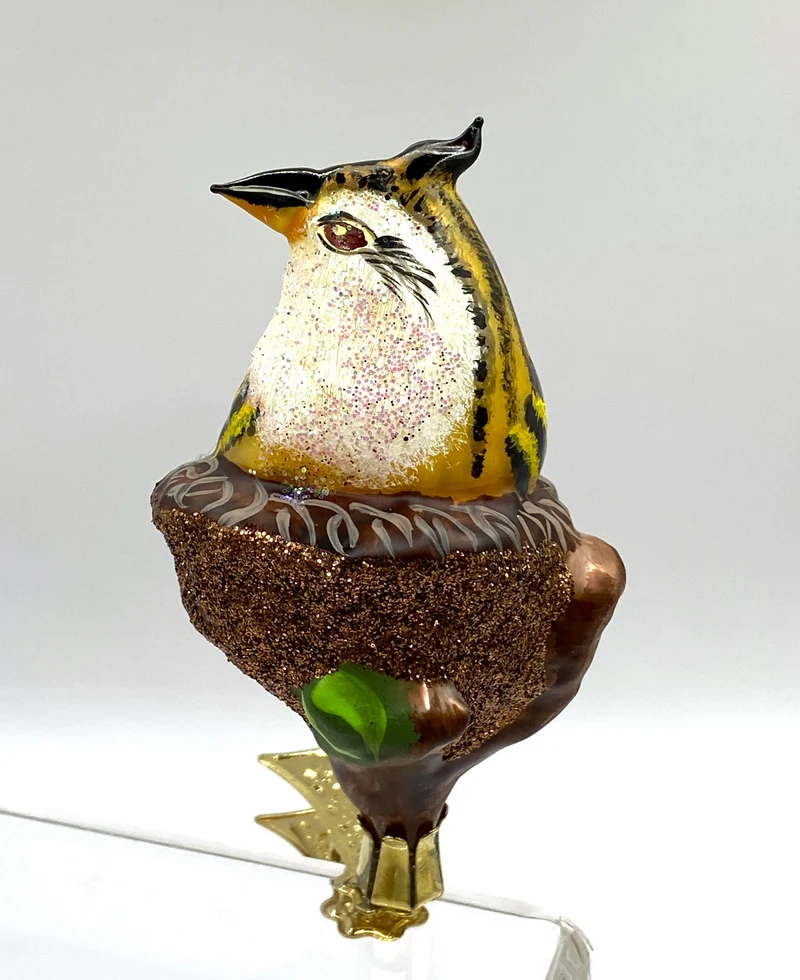 Gestreifter Vogel im Nest