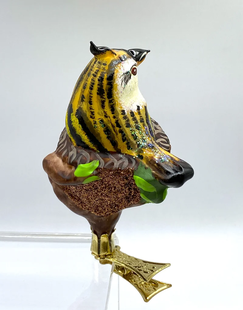 Gestreifter Vogel im Nest