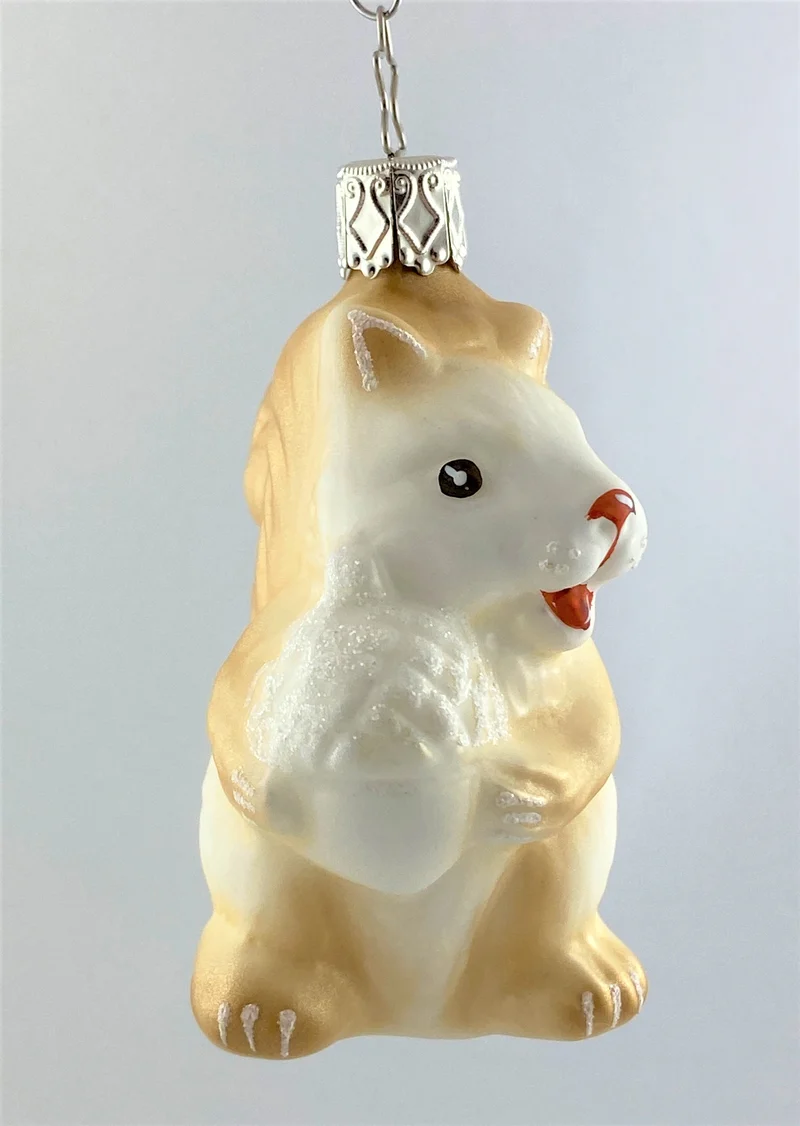 Verschmitztes Eichhörnchen mit Eichel, beige