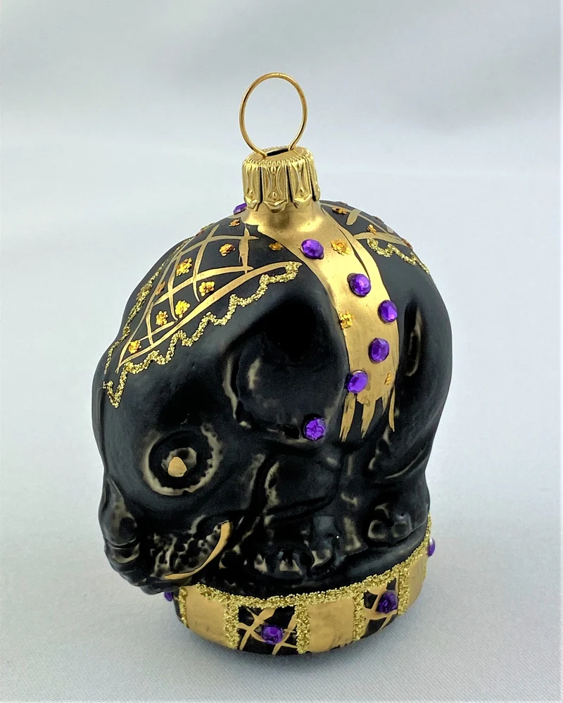 Schwarzer Zirkuselefant auf Podest mit violetten Glitzersteinchen