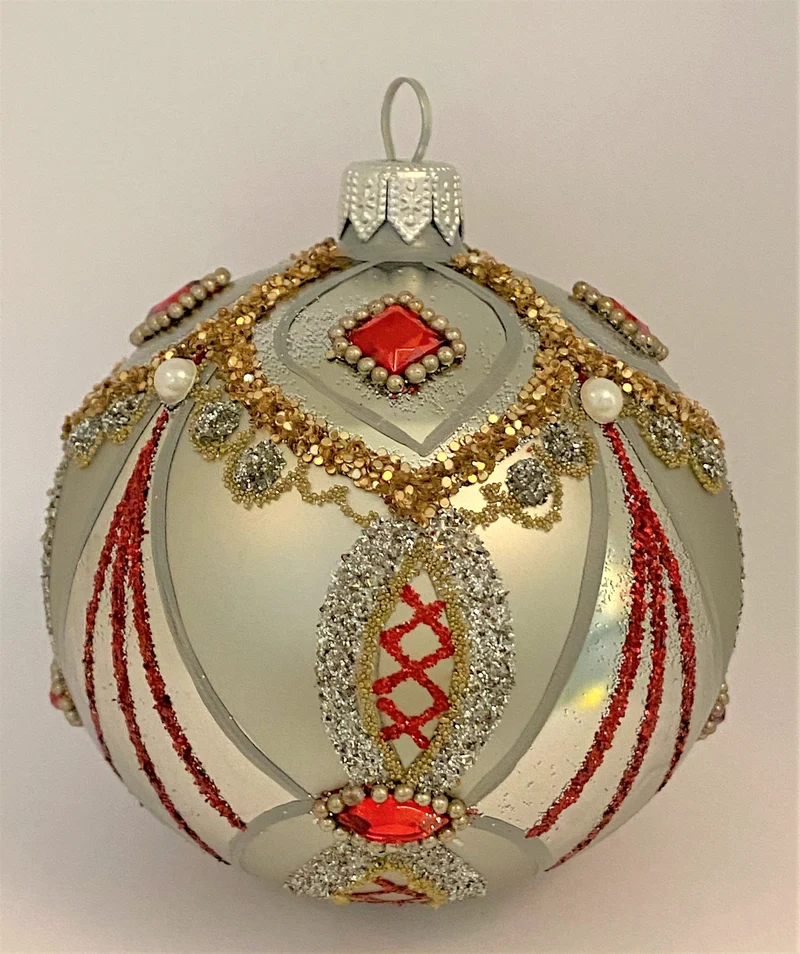Kugel silbrig im Biedermeier-Stil mit roten Schmucksteinen