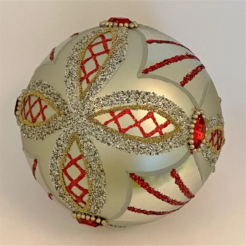 Kugel silbrig im Biedermeier-Stil mit roten Schmucksteinen