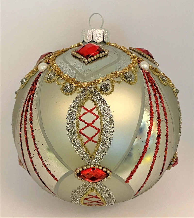 Kugel silbrig im Biedermeier-Stil mit roten Schmucksteinen