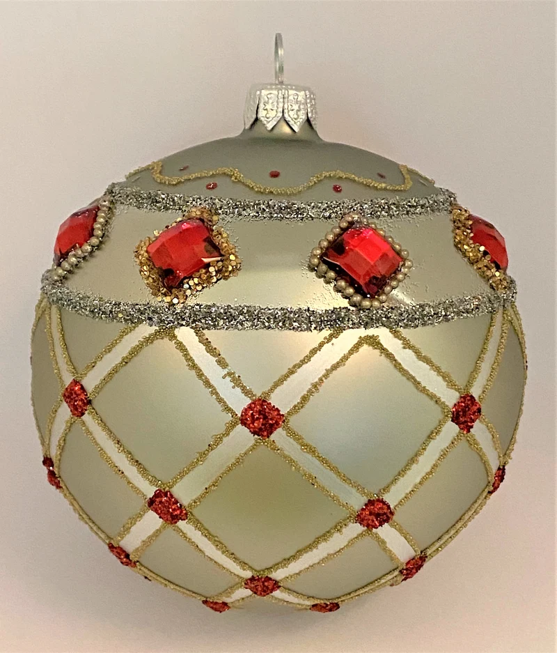 Kugel silbrig mit Gittermotiv und roten Schmucksteinen