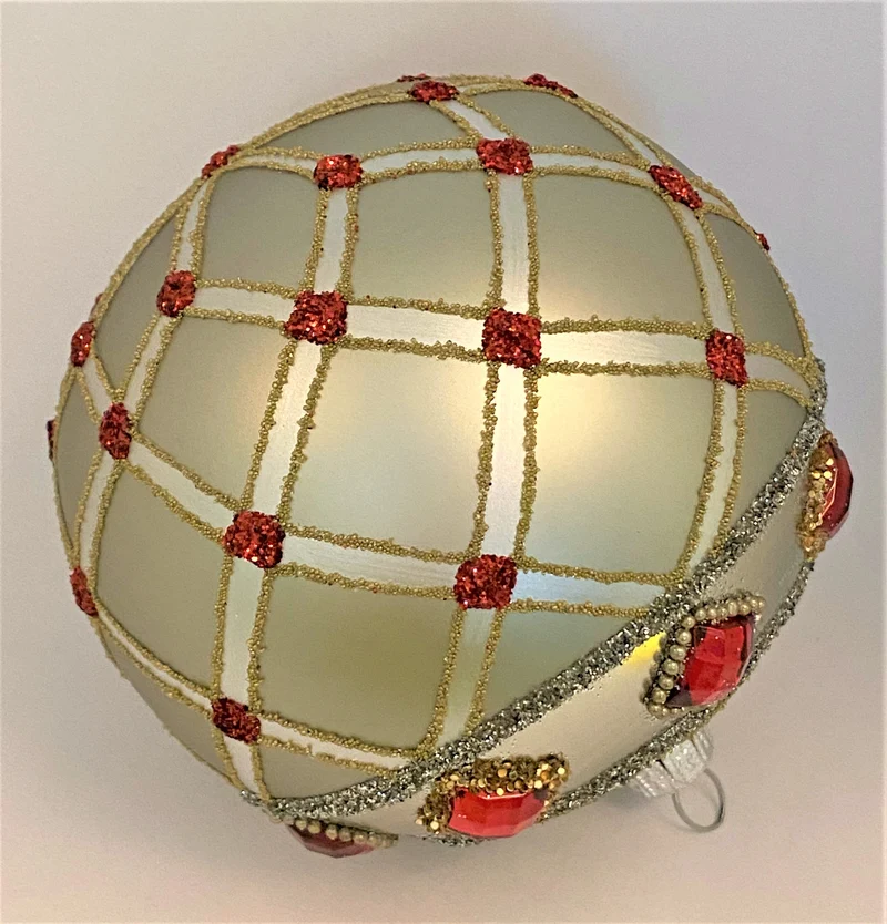 Kugel silbrig mit Gittermotiv und roten Schmucksteinen