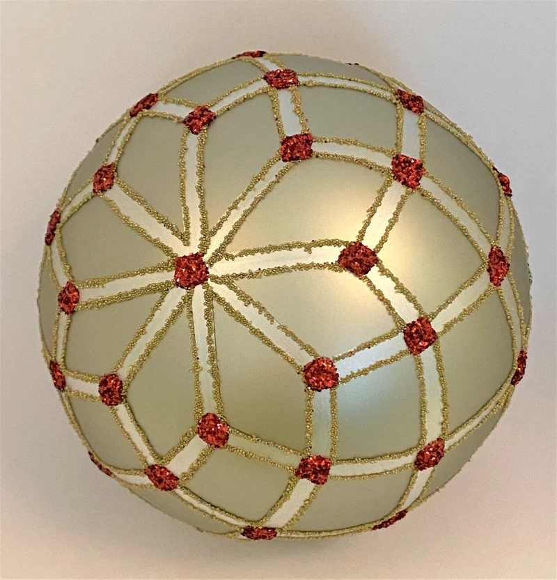 Kugel silbrig mit Gittermotiv und roten Schmucksteinen