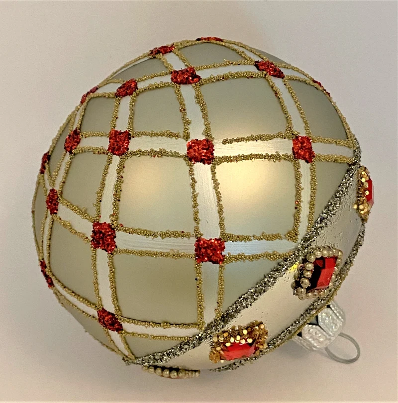 Kugel silbrig mit Gittermotiv und roten Schmucksteinen