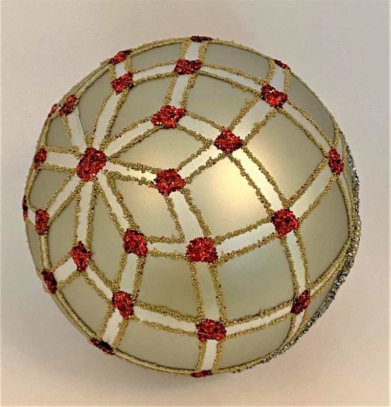 Kugel silbrig mit Gittermotiv und roten Schmucksteinen