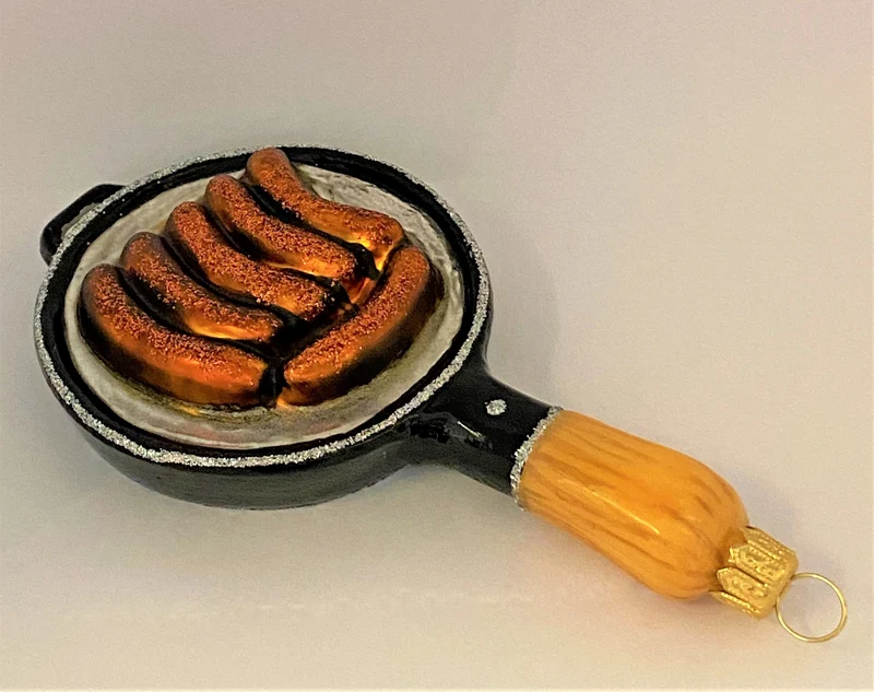 Bratpfanne mit Bratwürsten