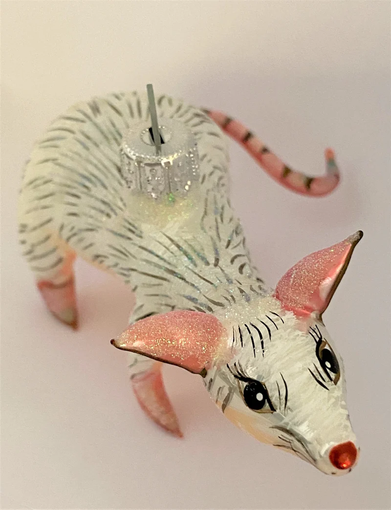 Weisse Ratte mit rosa Schwanz