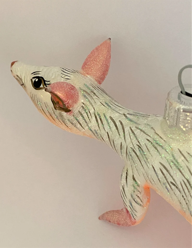 Weisse Ratte mit rosa Schwanz