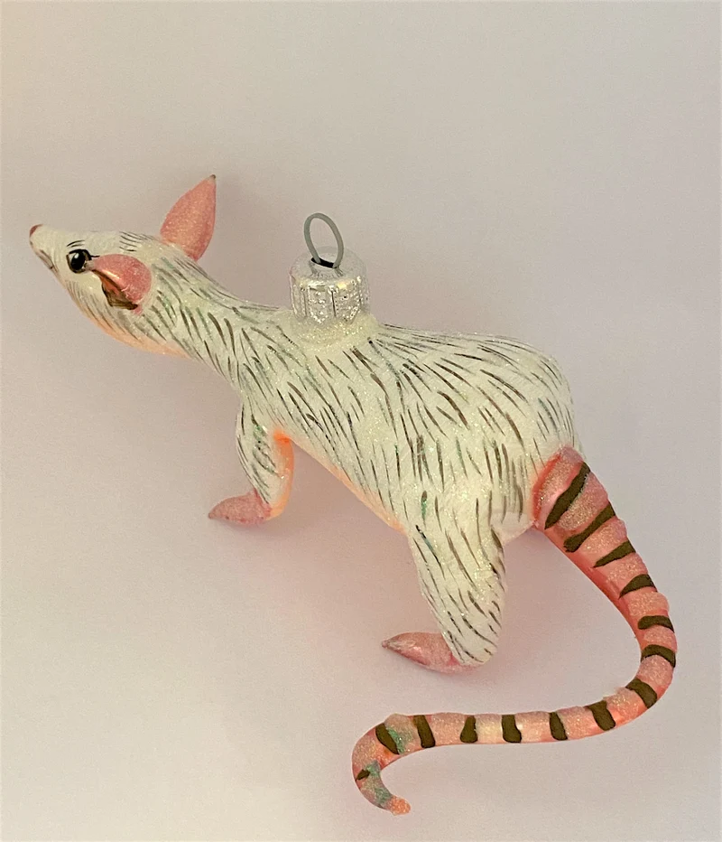 Weisse Ratte mit rosa Schwanz