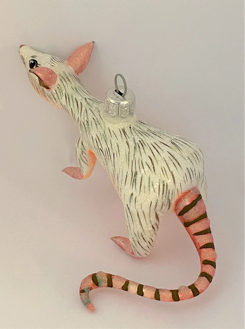 Weisse Ratte mit rosa Schwanz