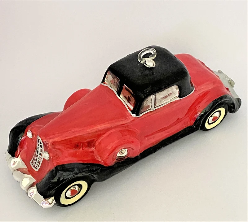 Rotes Oldtimer-Coupe mit schwarzem Dach, KOMOZJA MOSTOWSKI