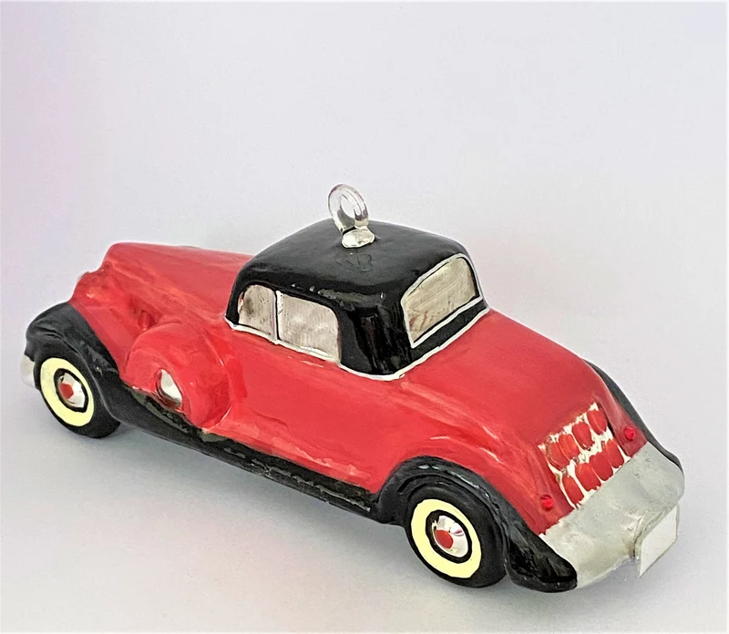 Rotes Oldtimer-Coupe mit schwarzem Dach, KOMOZJA MOSTOWSKI