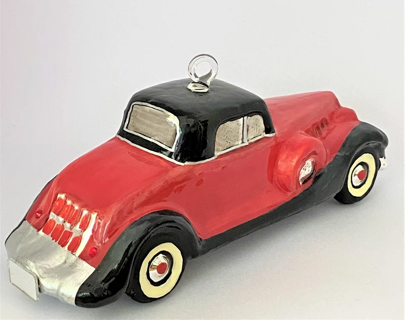 Rotes Oldtimer-Coupe mit schwarzem Dach, KOMOZJA MOSTOWSKI