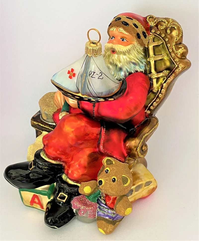 Der Weihnachtsmann bemalt ein Segelboot, KOMOZJA MOSTOWSKI