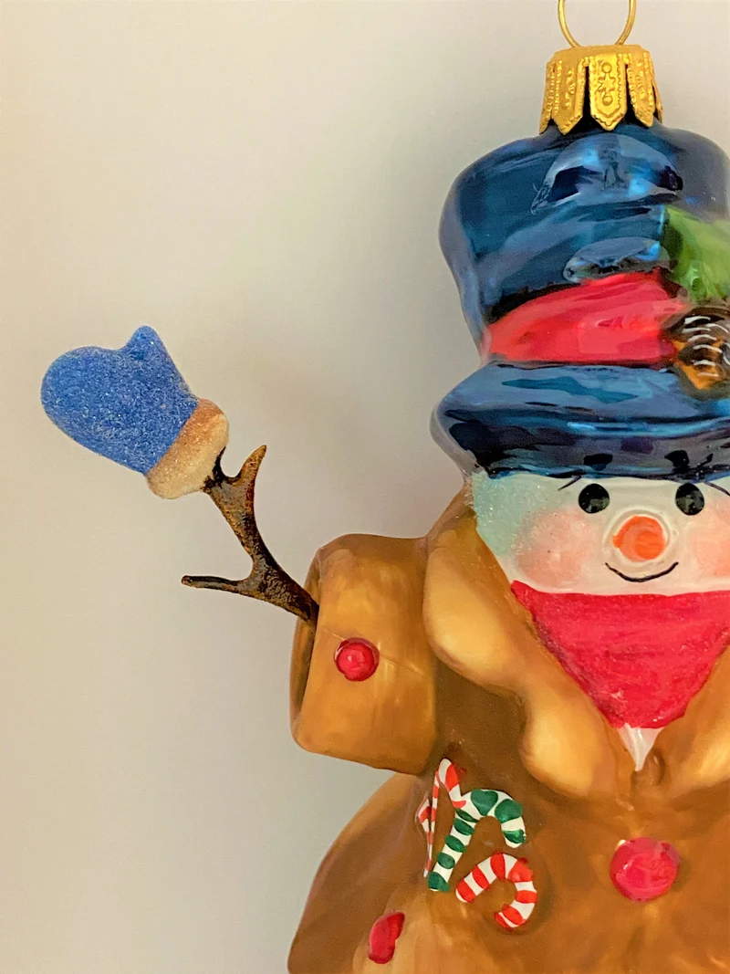 Schneemann mit blauen Handschuhen, KOMOZJA MOSTOWSKI