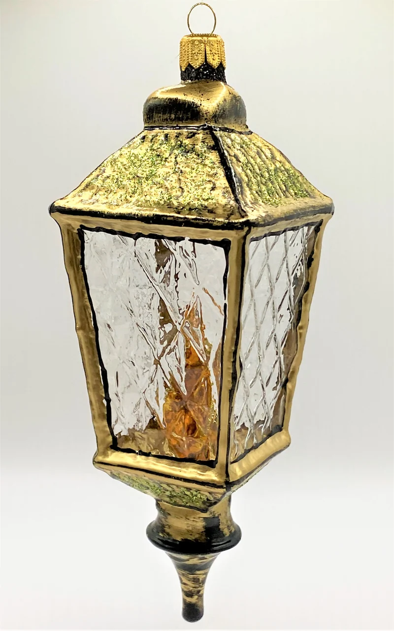 Grosse goldene Laterne mit Kerze