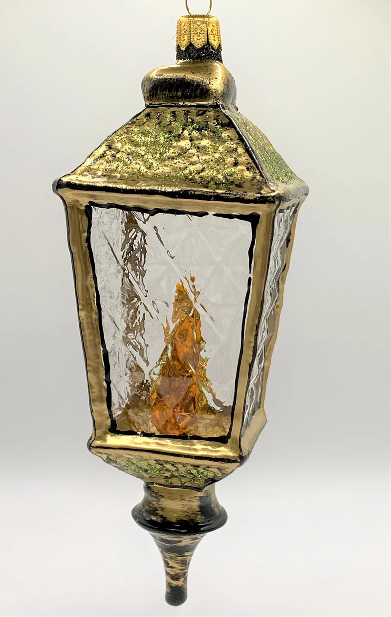Grosse goldene Laterne mit Kerze