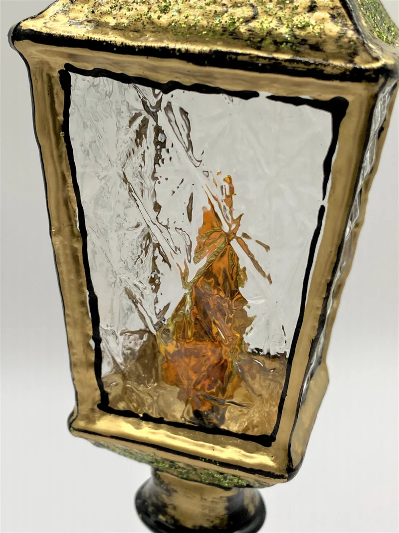 Grosse goldene Laterne mit Kerze