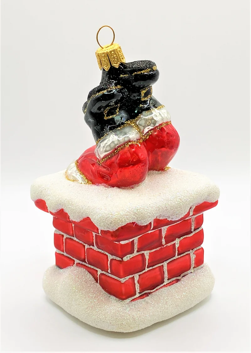 Santa Claus klettert durch den Kamin
