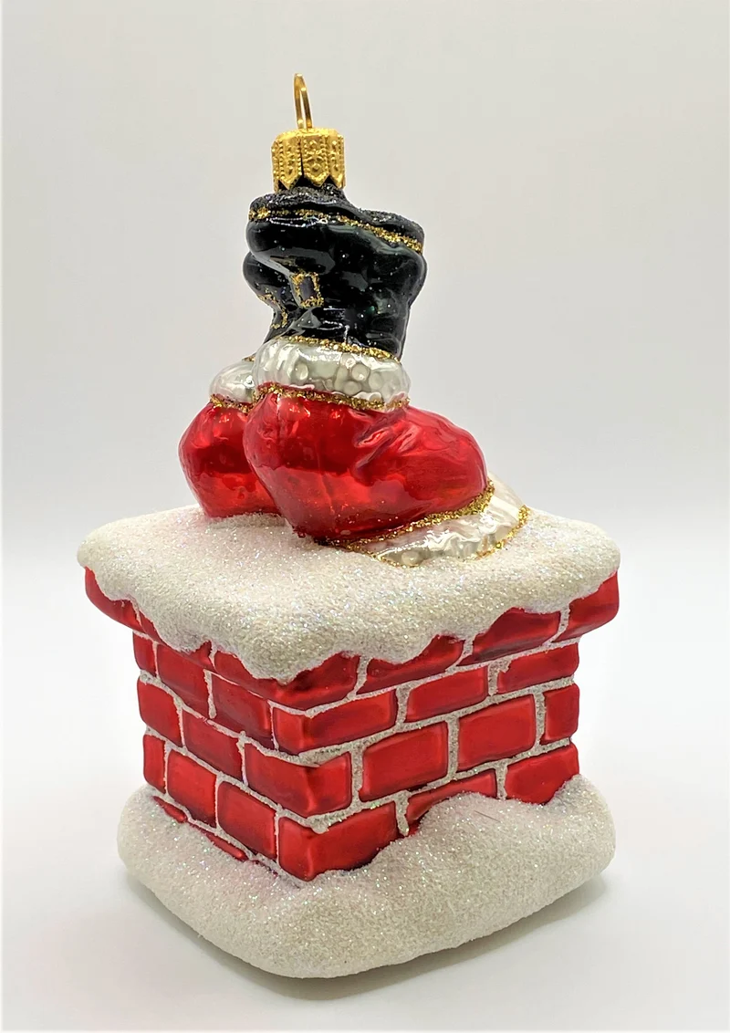 Santa Claus klettert durch den Kamin
