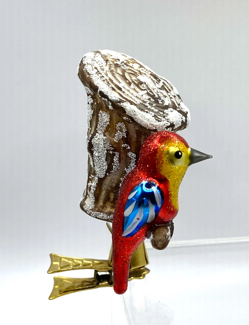 Vogel am Baumstamm
