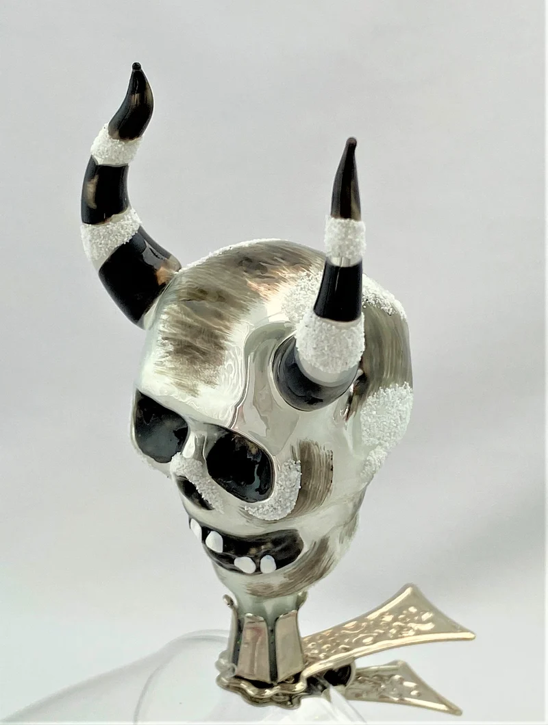 Wilder Skull mit gestreiften Hörnern