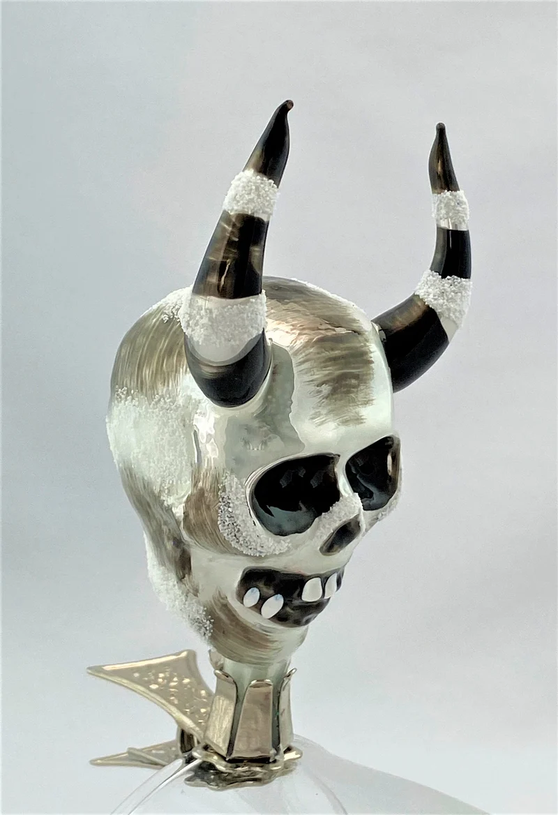 Wilder Skull mit gestreiften Hörnern