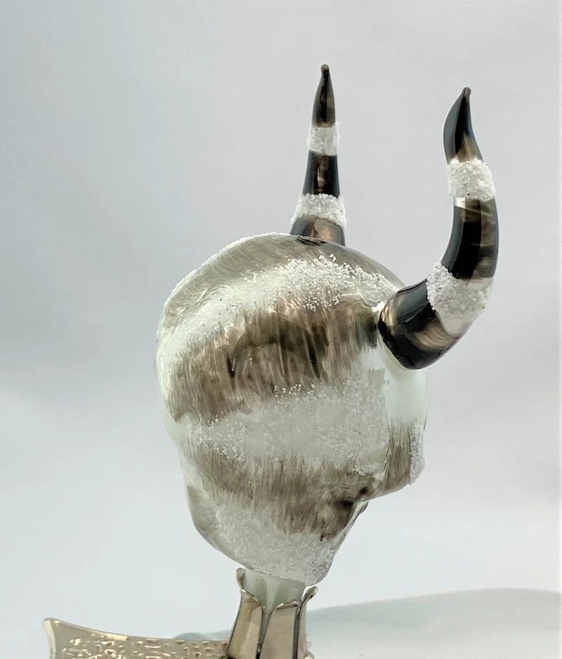 Wilder Skull mit gestreiften Hörnern