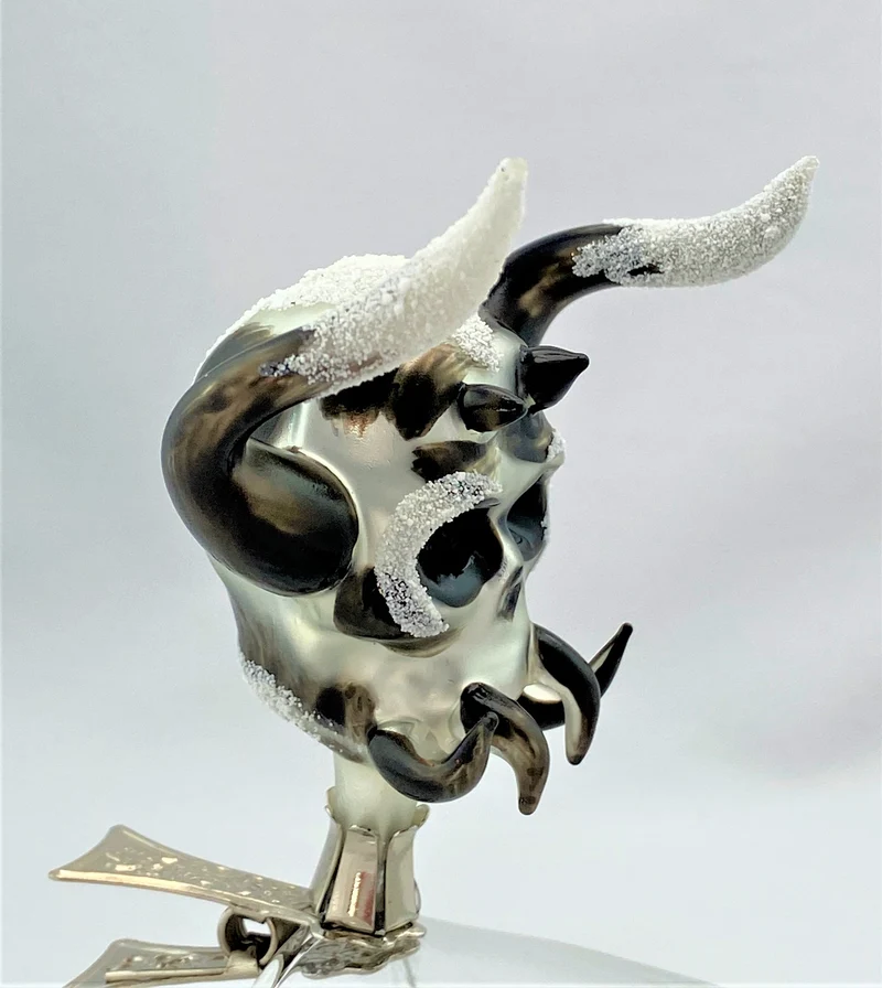 Wilder Skull mit schwarzen Hörnern
