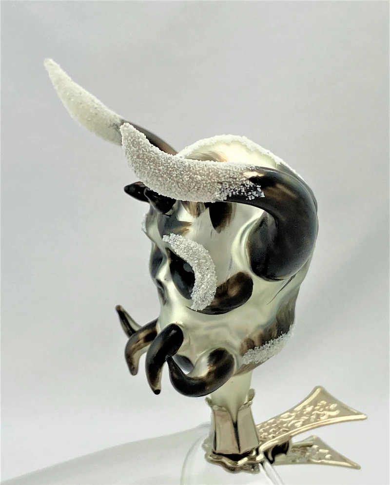 Wilder Skull mit schwarzen Hörnern
