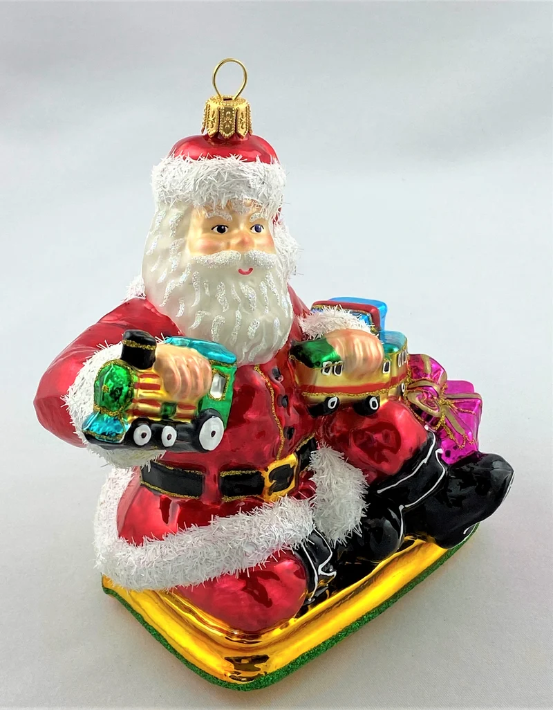 Der Weihnachtsmann bereitet den Spielzeug-Zug zum Verpacken vor