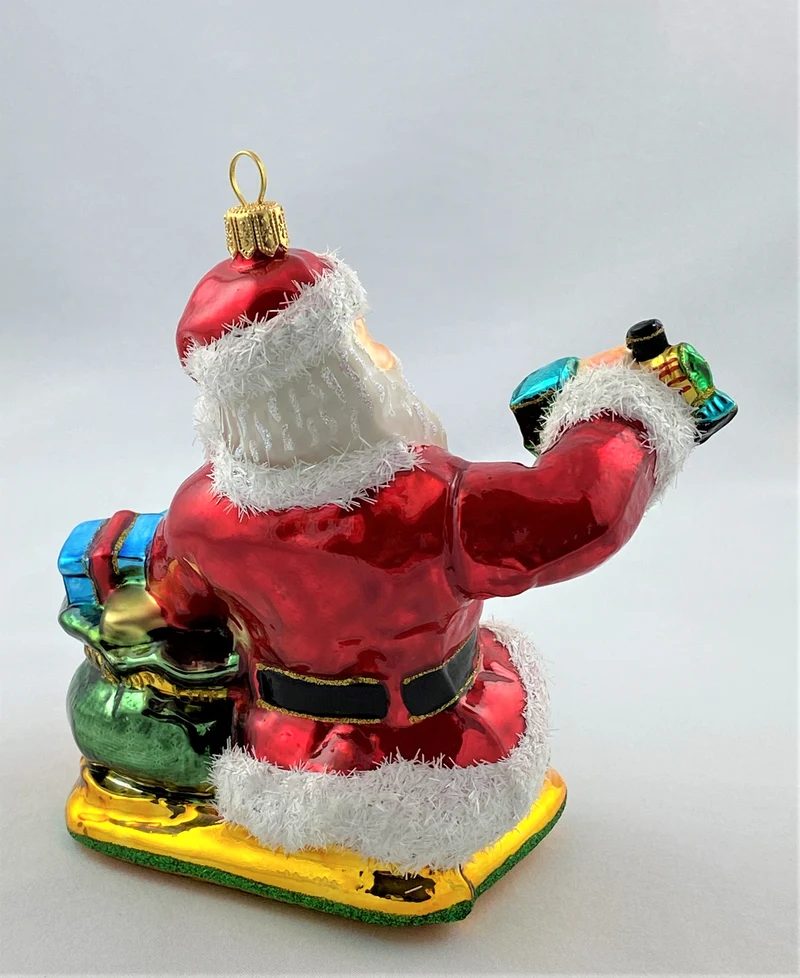 Der Weihnachtsmann bereitet den Spielzeug-Zug zum Verpacken vor