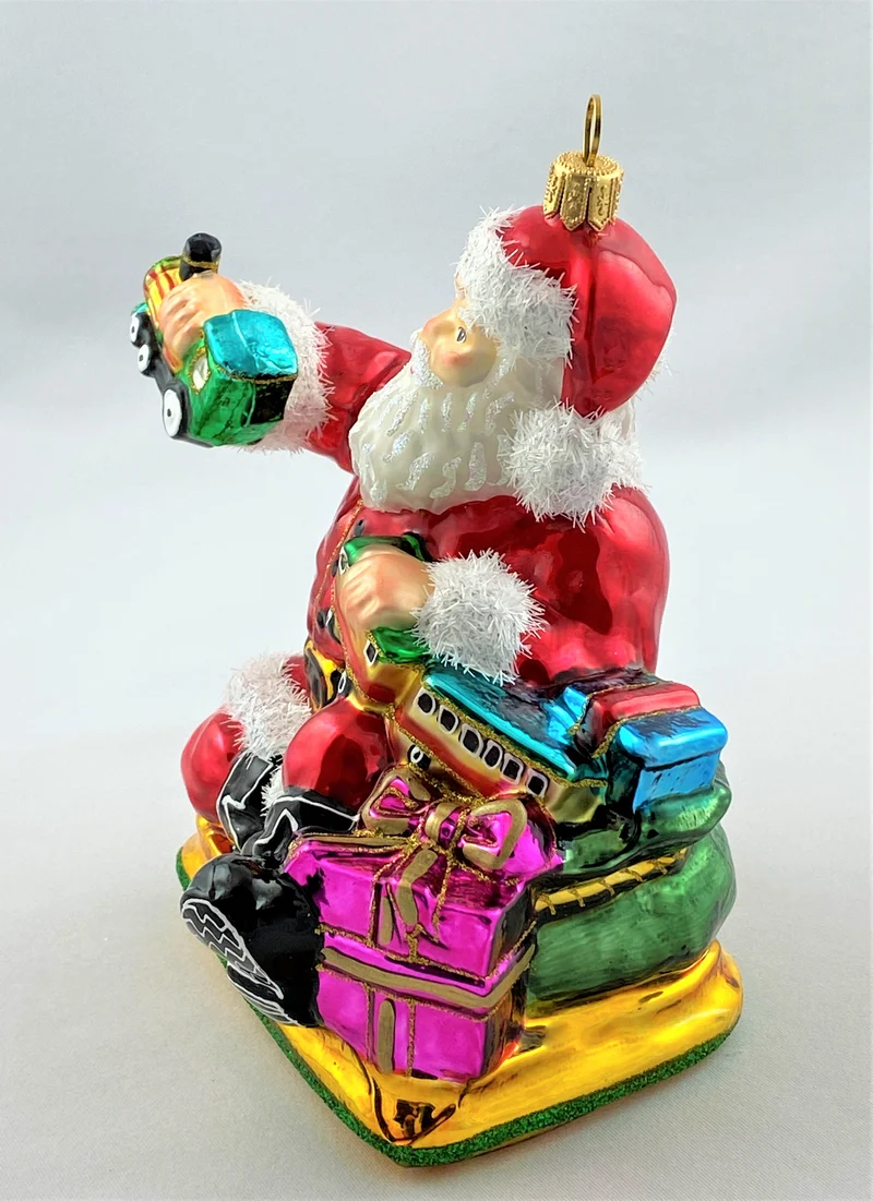Der Weihnachtsmann bereitet den Spielzeug-Zug zum Verpacken vor