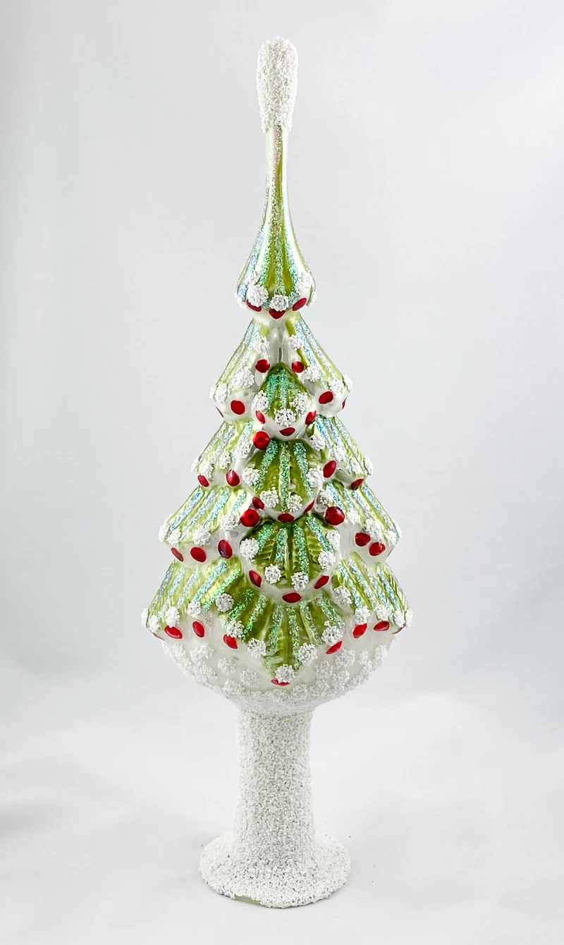 Verschneiter Weihnachtsbaum mit roten Kugeln geschmückt