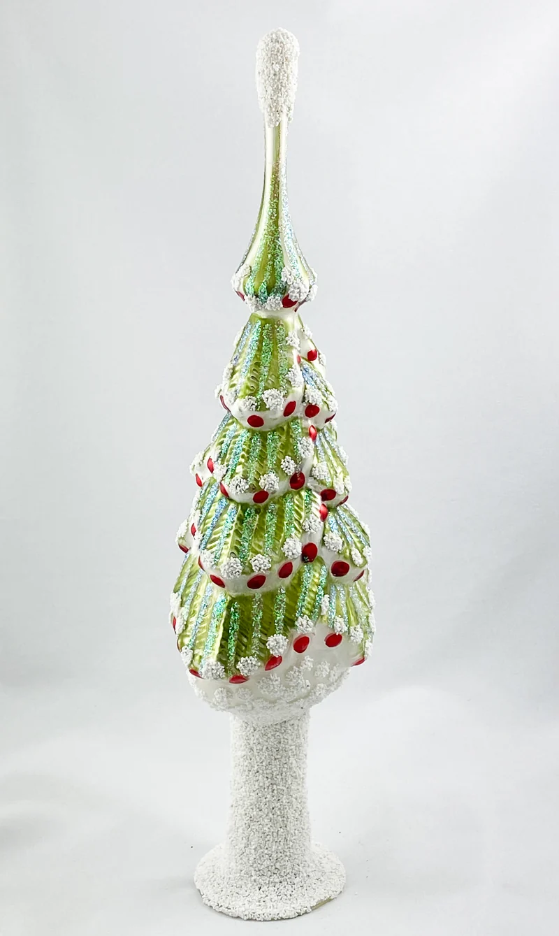 Verschneiter Weihnachtsbaum mit roten Kugeln geschmückt