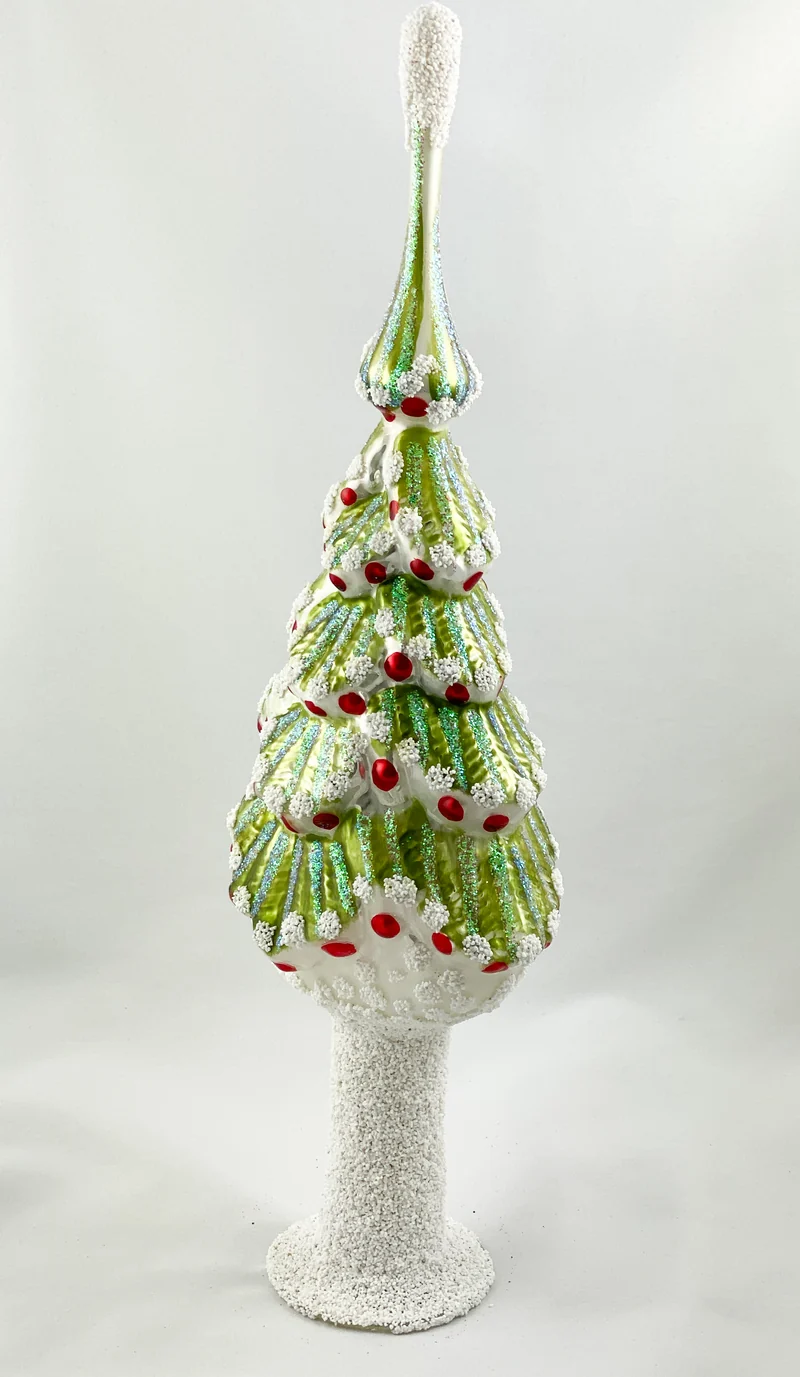 Verschneiter Weihnachtsbaum mit roten Kugeln geschmückt