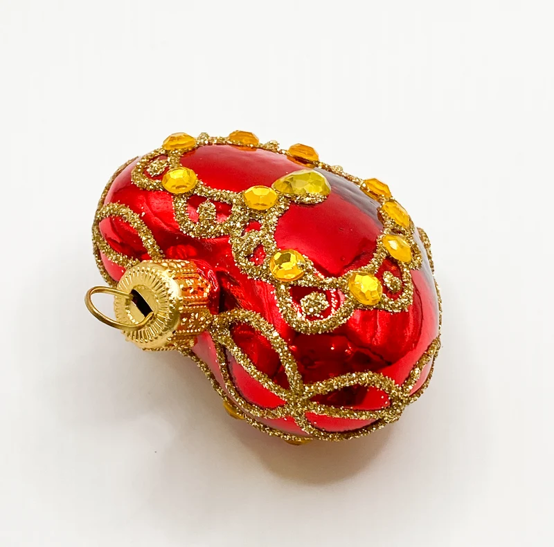 Rotes Herz mit goldenen Schmucksteinen
