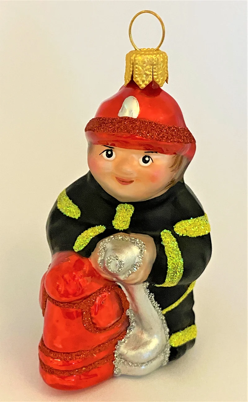 Kleiner Feuerwehrmann am Hydrant