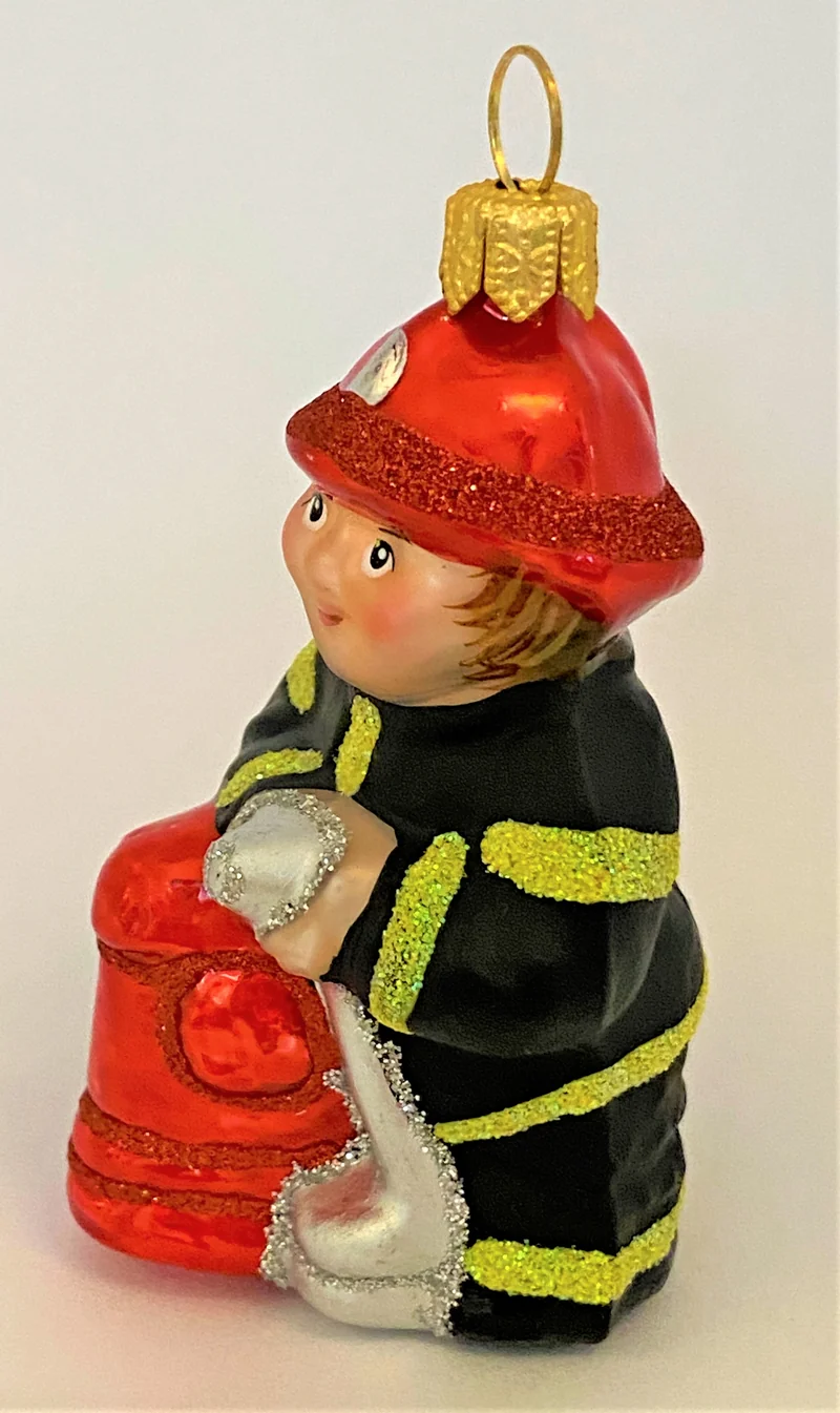 Kleiner Feuerwehrmann am Hydrant