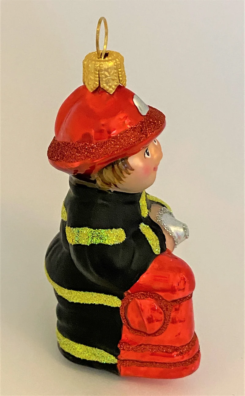 Kleiner Feuerwehrmann am Hydrant