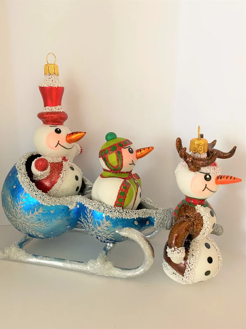 Schneemänner sind mit dem Rentierschlitten unterwegs