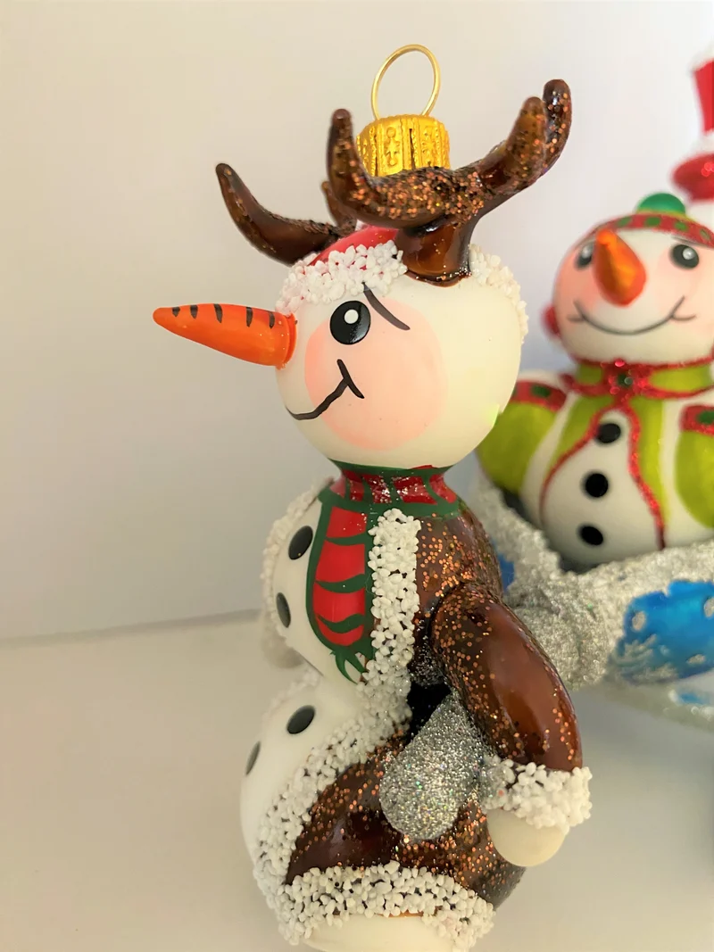 Schneemänner sind mit dem Rentierschlitten unterwegs