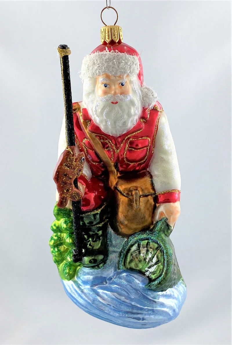 Weihnachtsmann fängt Fische mit dem Kescher