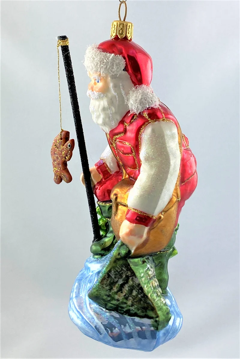 Weihnachtsmann fängt Fische mit dem Kescher