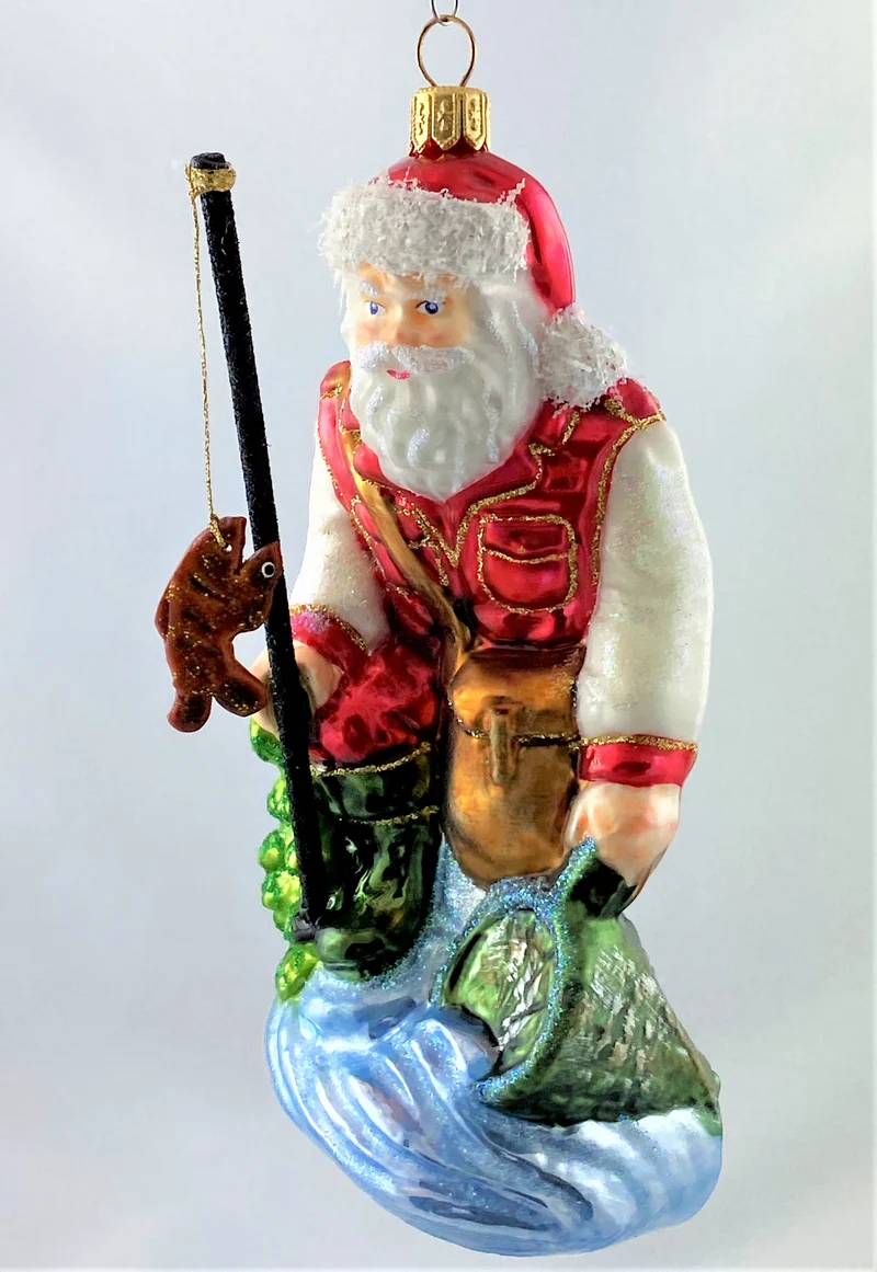 Weihnachtsmann fängt Fische mit dem Kescher
