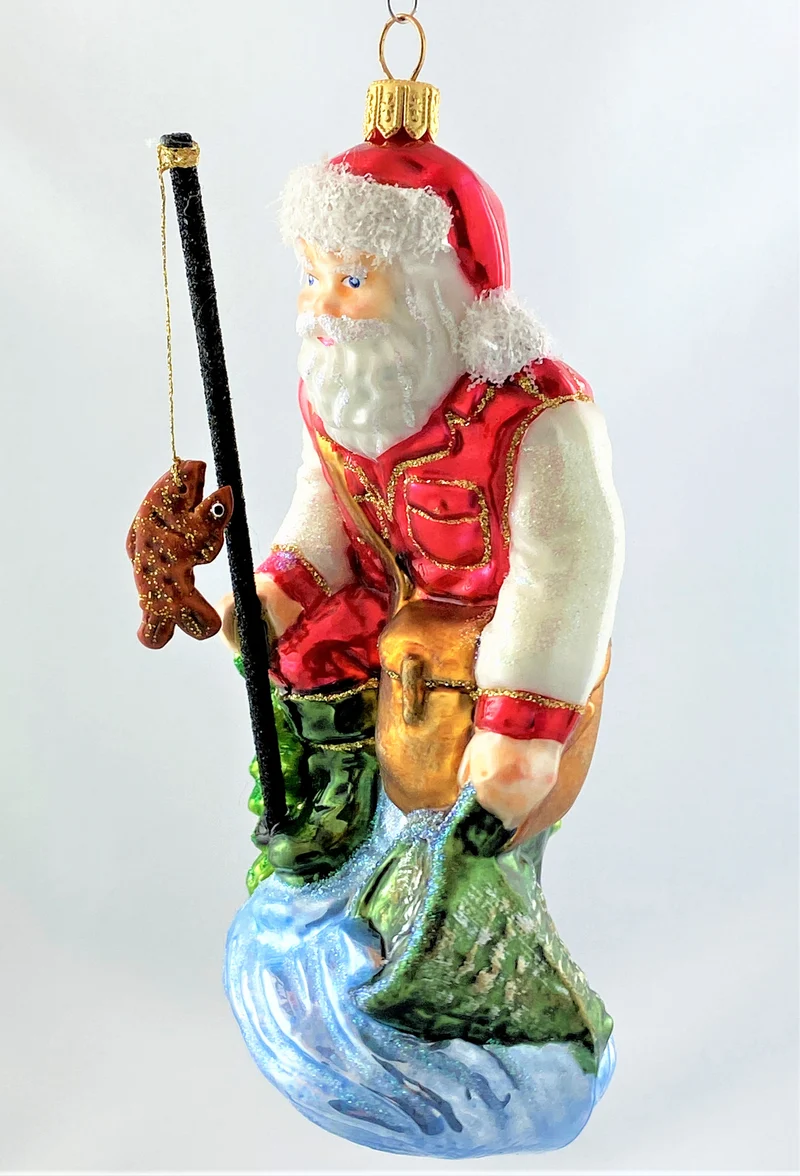Weihnachtsmann fängt Fische mit dem Kescher