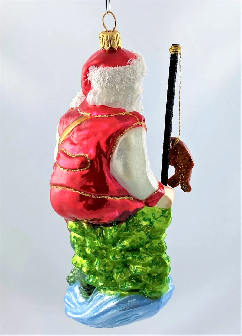 Weihnachtsmann fängt Fische mit dem Kescher